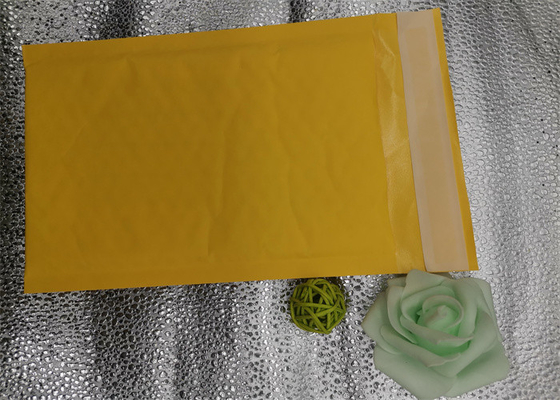 Het gele Kraftpapier-Document vulde Envelopzak, de Zakken van Mailers van de Omslagbel op